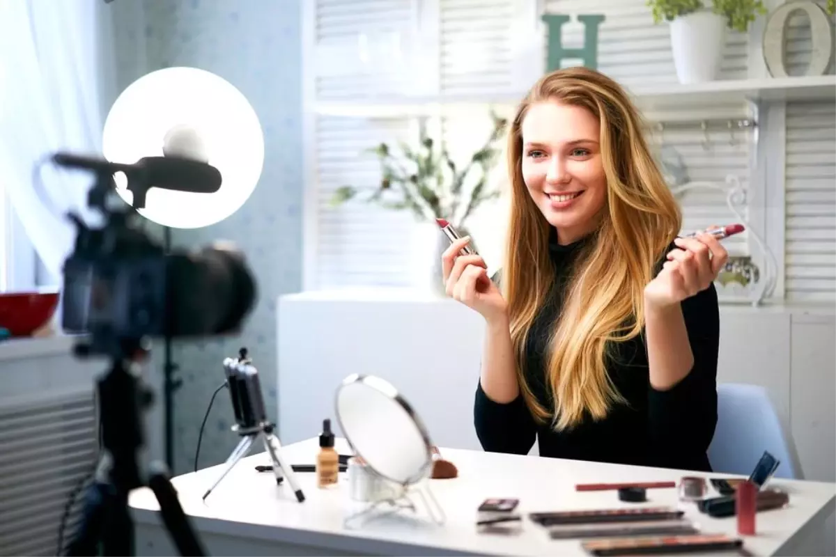 Who is sydneebeeyxo?