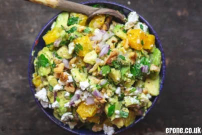 Γουακαμε: The Mediterranean Avocado Dip Trending Across